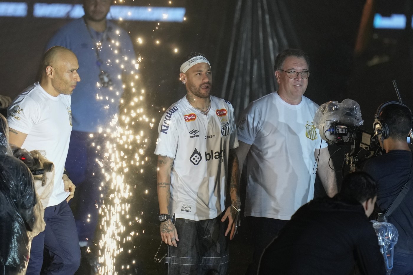 Welcome home Neymar! The Brazilian star returns to his boyhood club and everyone's celebrating | iNFOnews.ca