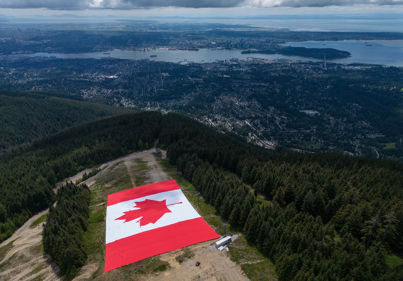 'Biggest Canadian flag' unfurled in Vancouver for World Cup, but may breach etiquette | iNFOnews.ca 'Biggest Canadian flag' unfurled in Vancouver for World Cup, but may breach etiquette | iNFOnews.ca