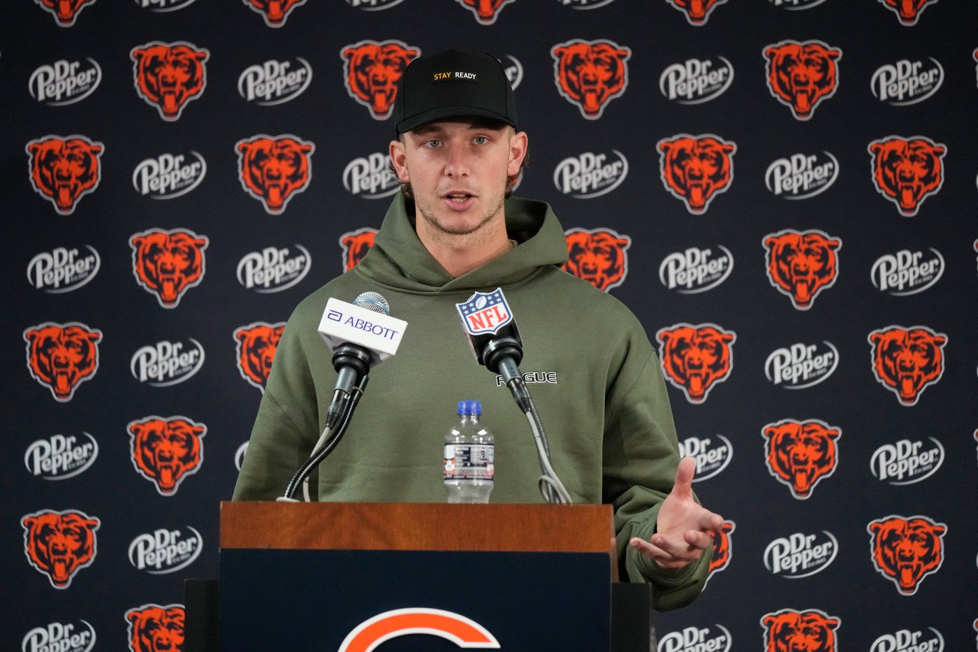 Keenum makes 'ceremonial first pitch' for the Bears before Bagent takes over at QB against the Jets | iNFOnews.ca