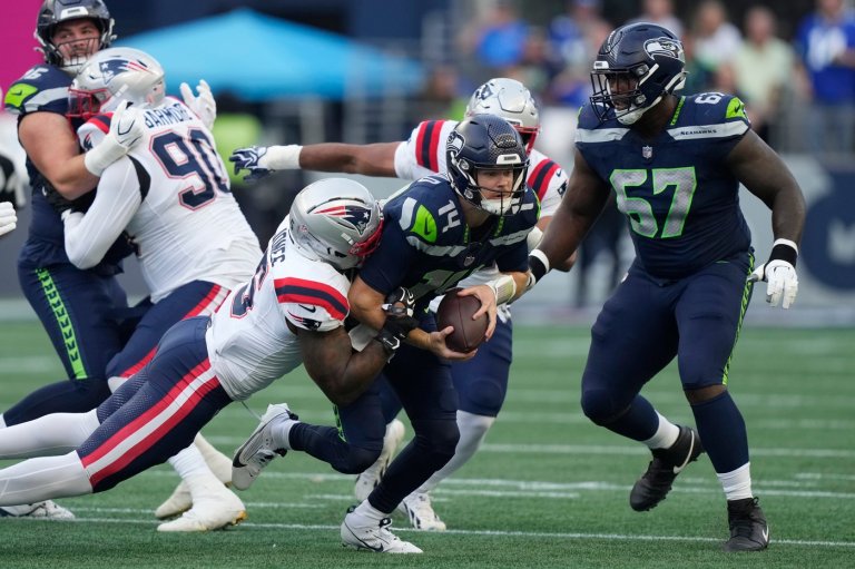 Sam Darnold injures hip on Seahawks' first series of opener and is questionable to return | iNFOnews.ca