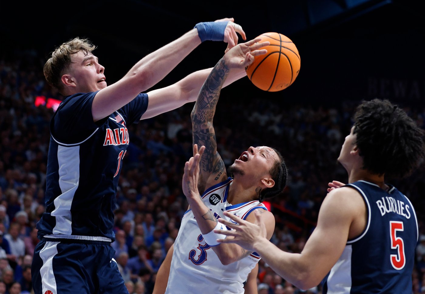 No. 9 Kansas beats top-ranked and previously unbeaten Arizona 82-78 | iNFOnews.ca
