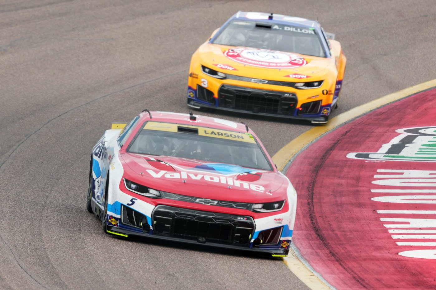 Reddick wins in Phoenix as NASCAR Cup Series championship tightens after miserable day for Larson | iNFOnews.ca Reddick wins in Phoenix as NASCAR Cup Series championship tightens after miserable day for Larson | iNFOnews.ca