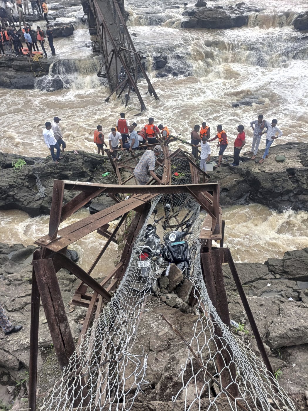A bridge collapse at an Indian tourist site kills 2 and injures 32 | iNFOnews.ca