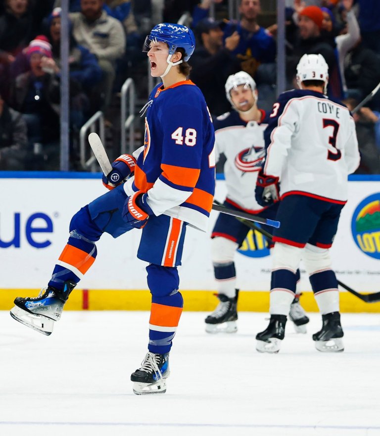 Schaefer stars as the Islanders score 2 late goals to edge Blue Jackets 3-2 | iNFOnews.ca