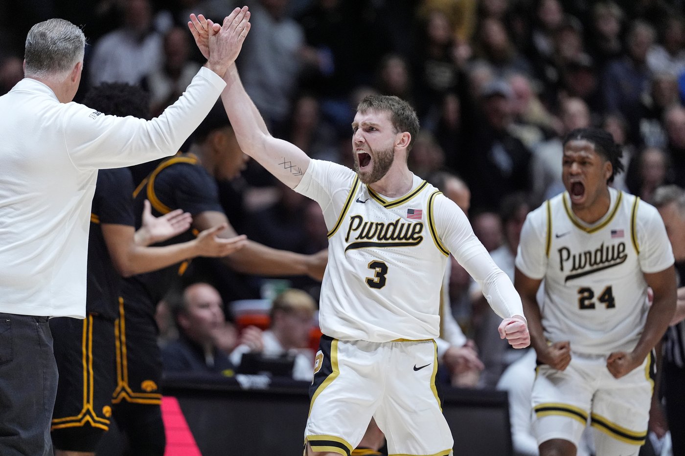 Braden Smith leads 2nd-half charge in No. 5 Purdue's 79-72 comeback victory over Iowa | iNFOnews.ca