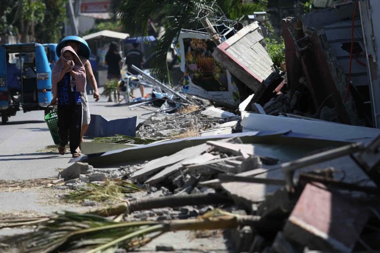 Philippine town seeks immediate airlift of food to ease hunger in quake-hit villages | iNFOnews.ca
