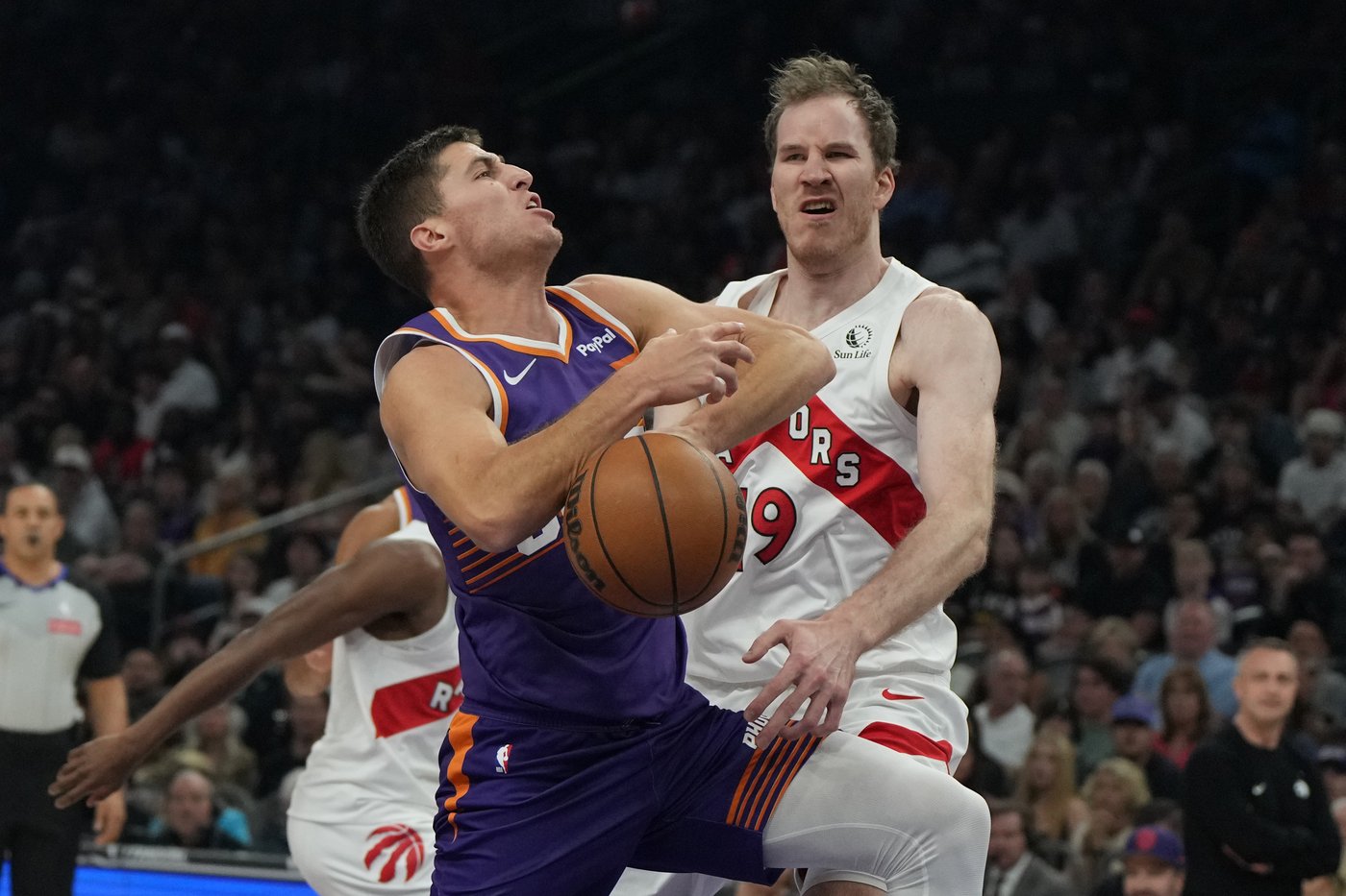 Devin Booker scores 25, Suns cruise past Raptors 120-98 to halt five-game skid | iNFOnews.ca