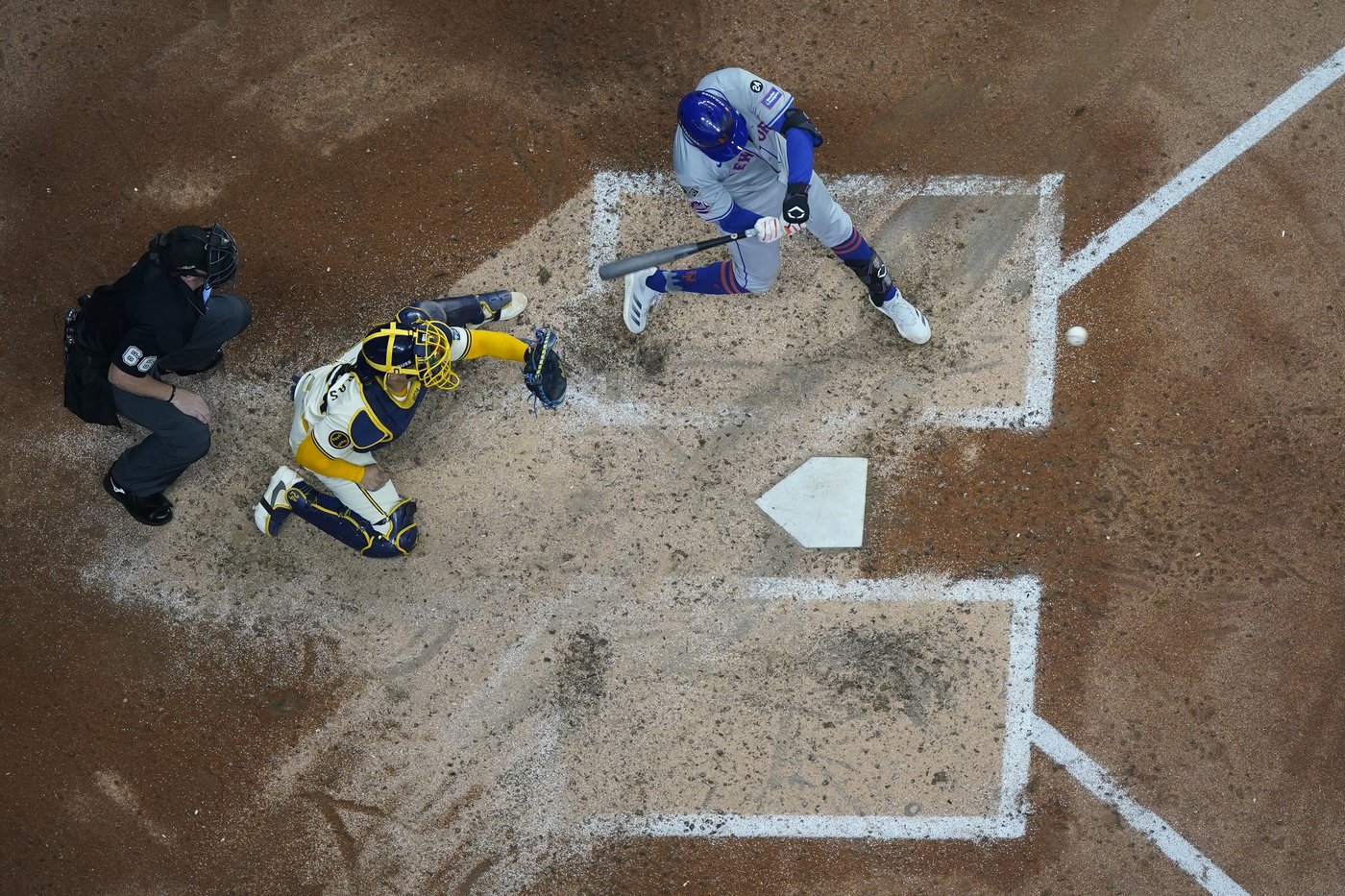 Mets continue wild ride with 8-4 win over Brewers in playoff opener | iNFOnews.ca