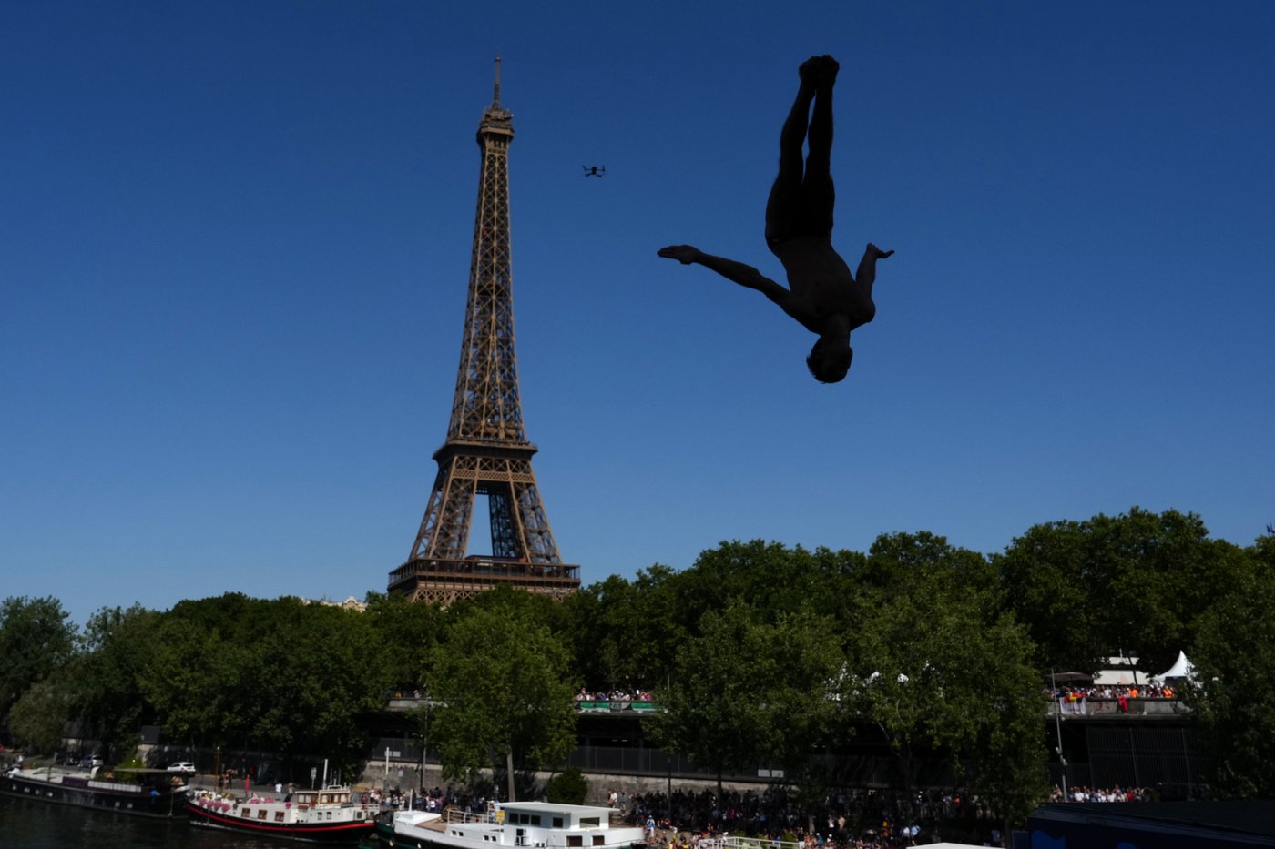 High divers take the plunge in the Seine in a new test of Paris’ reclaimed river | iNFOnews.ca