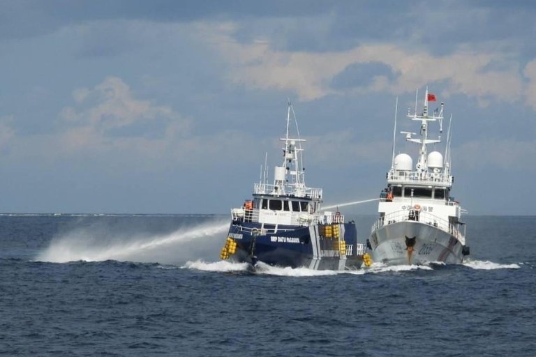 Chinese coast guard rams and damages a Philippine vessel off an island in the South China Sea | iNFOnews.ca