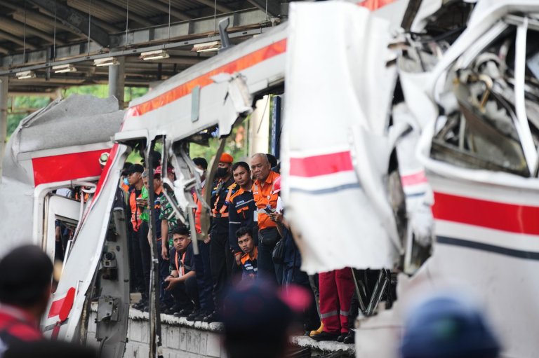 Rescuers recover victims from an Indonesia train crash, in photos | iNFOnews.ca