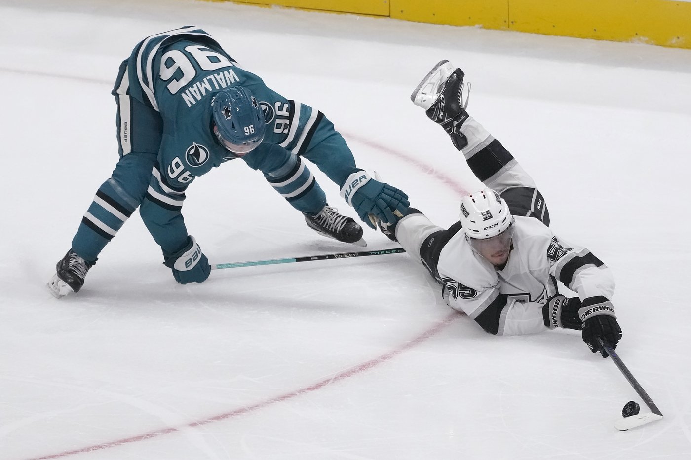 Toffoli scores 3rd-period goal to lift Sharks to 4-2 win over Kings | iNFOnews.ca Toffoli scores 3rd-period goal to lift Sharks to 4-2 win over Kings | iNFOnews.ca