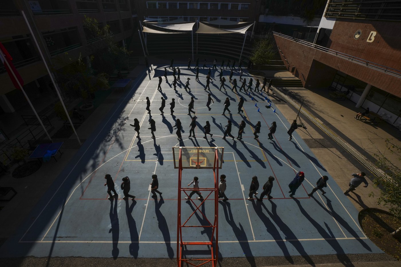 No TikTok, no Instagram: Chilean school blocks phones and students rediscover real-world connections | iNFOnews.ca