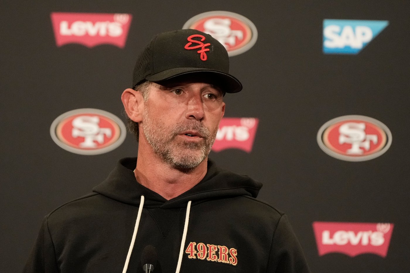 49ers coach Kyle Shanahan hurt in a car crash, limited as training camp opens | iNFOnews.ca 49ers coach Kyle Shanahan hurt in a car crash, limited as training camp opens | iNFOnews.ca