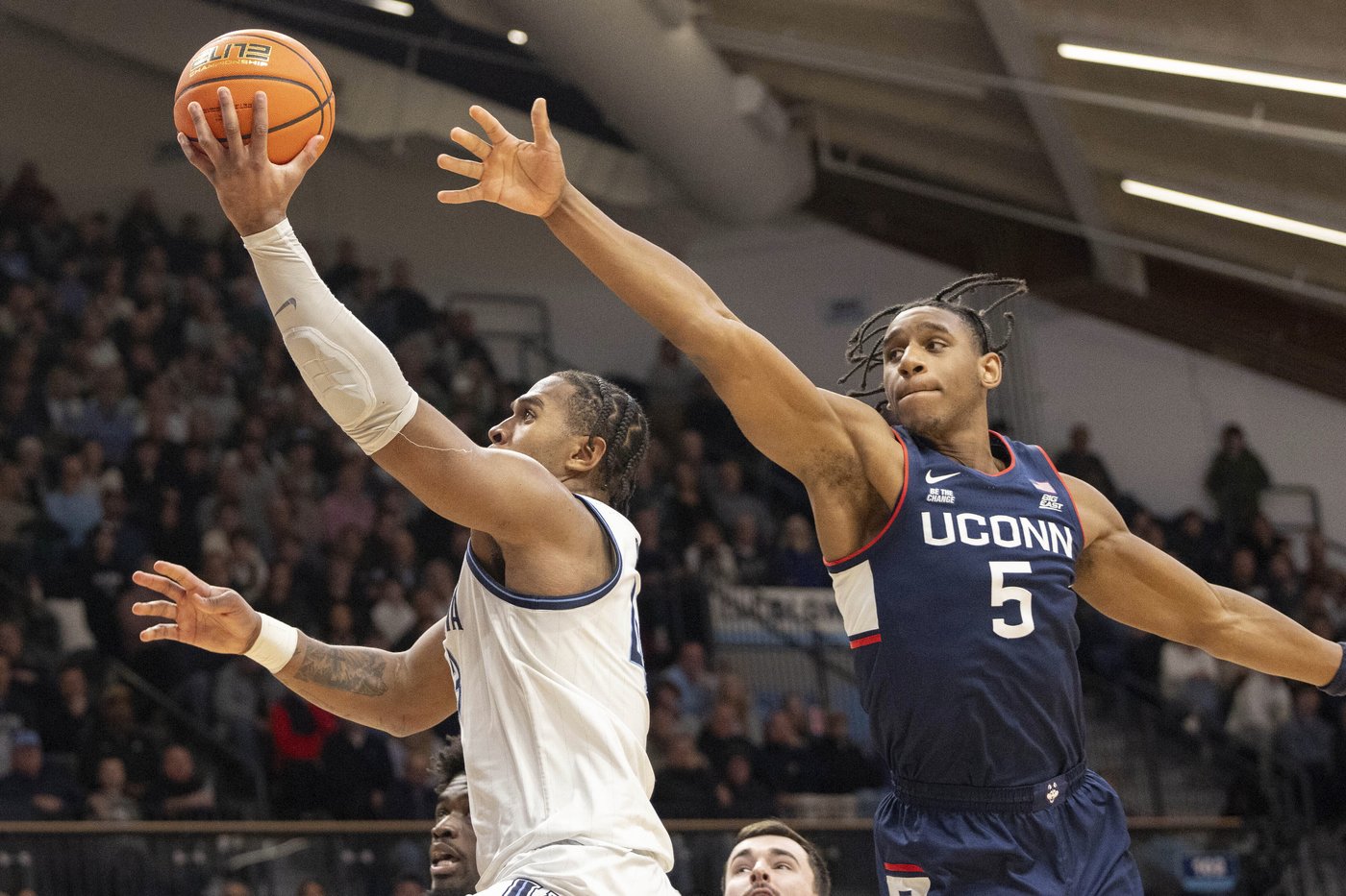 Dixon heats up in 2nd half to lead Villanova to 68-66 win over No. 9 UConn | iNFOnews.ca Dixon heats up in 2nd half to lead Villanova to 68-66 win over No. 9 UConn | iNFOnews.ca