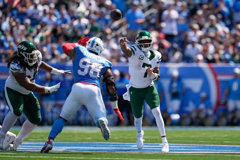 A new coach, a changed roster, and the same result: Titans stumble in opening their season | iNFOnews.ca