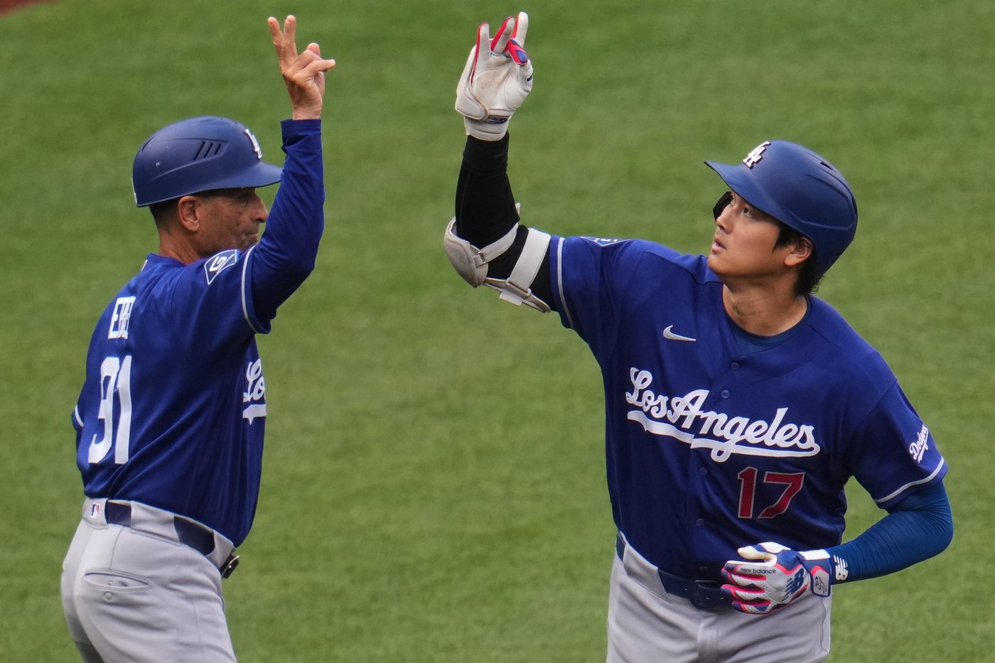 Shohei Ohtani leaves Dodgers game vs. Pirates in 7th inning with left knee inflammation | iNFOnews.ca Shohei Ohtani leaves Dodgers game vs. Pirates in 7th inning with left knee inflammation | iNFOnews.ca
