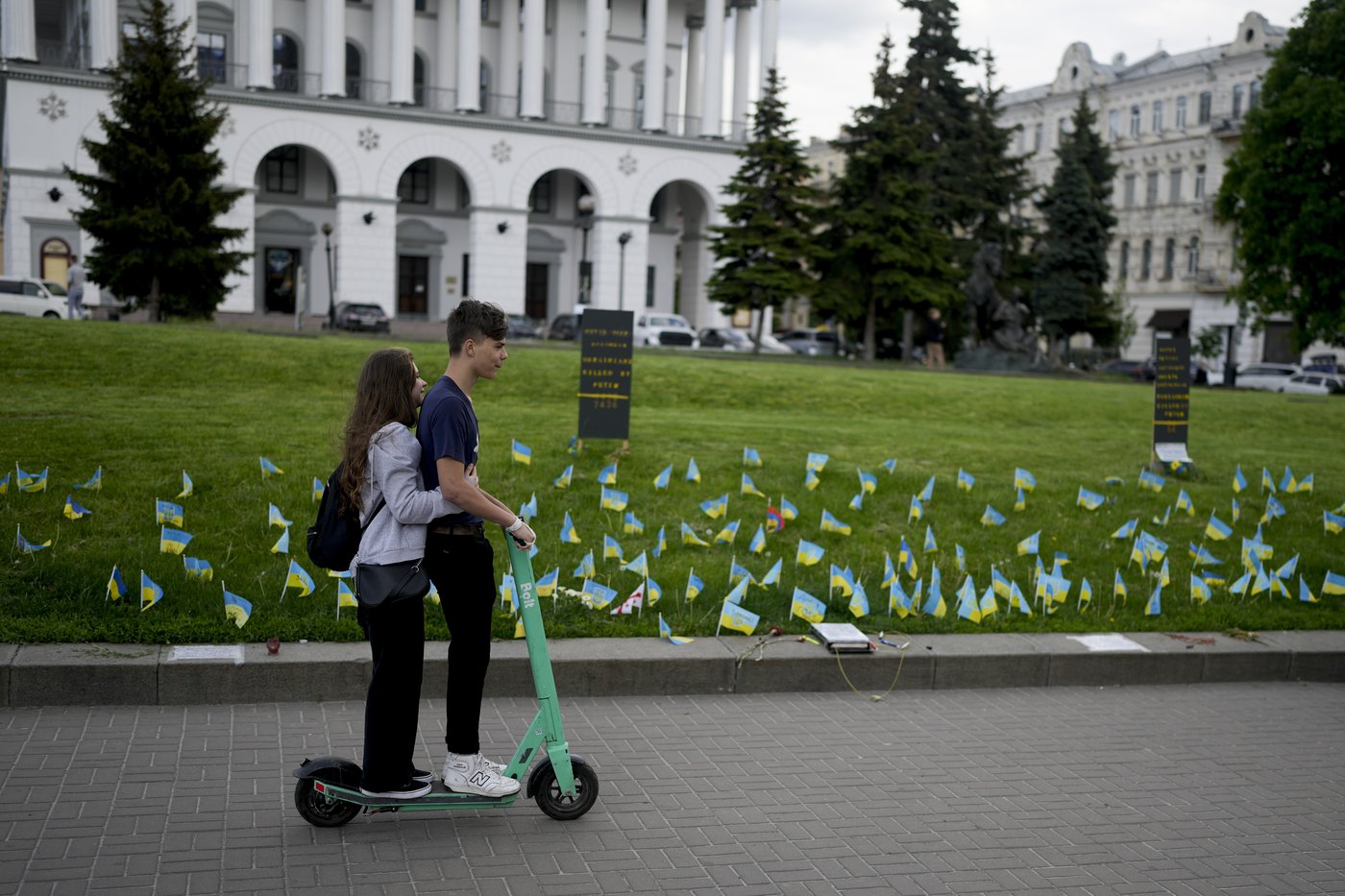 A makeshift memorial grows in Ukraine’s capital after 1,000 days of war | iNFOnews.ca A makeshift memorial grows in Ukraine’s capital after 1,000 days of war | iNFOnews.ca