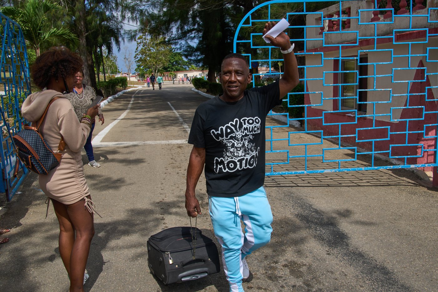 Photos of freed prisoners reuniting with families outside a Cuban prison | iNFOnews.ca