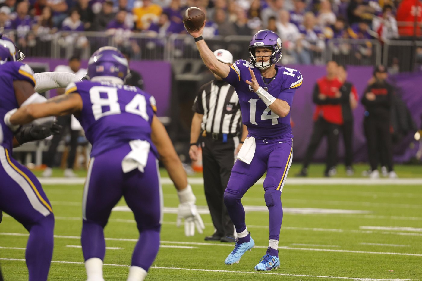 Darnold delivers for Vikings with career-high 347 yards and 5 TDs to beat Falcons, Cousins 42-21 | iNFOnews.ca Darnold delivers for Vikings with career-high 347 yards and 5 TDs to beat Falcons, Cousins 42-21 | iNFOnews.ca