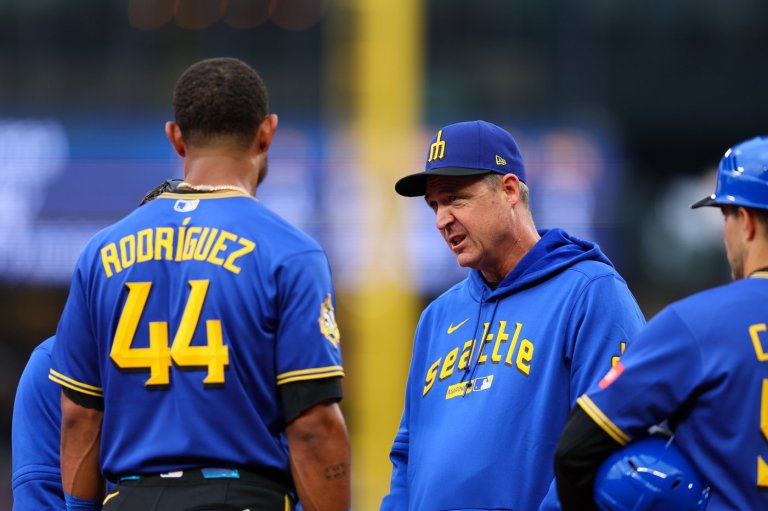 Mariners' Rodriguez removed after being hit in helmet by thrown ball | iNFOnews.ca