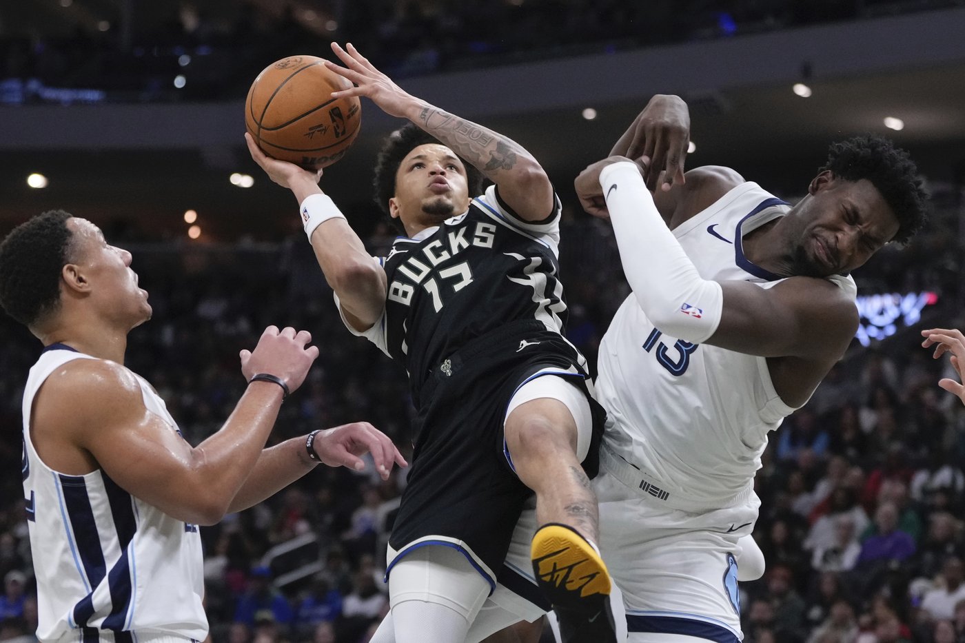 Jackson scores 37 points as Grizzlies beat Bucks 132-119 without Morant | iNFOnews.ca