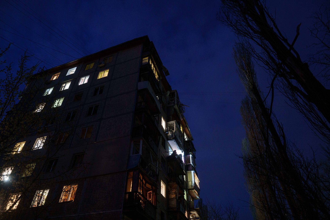 Photos show damage after Russian strike in Kyiv, Ukraine, as residents take shelter | iNwheels