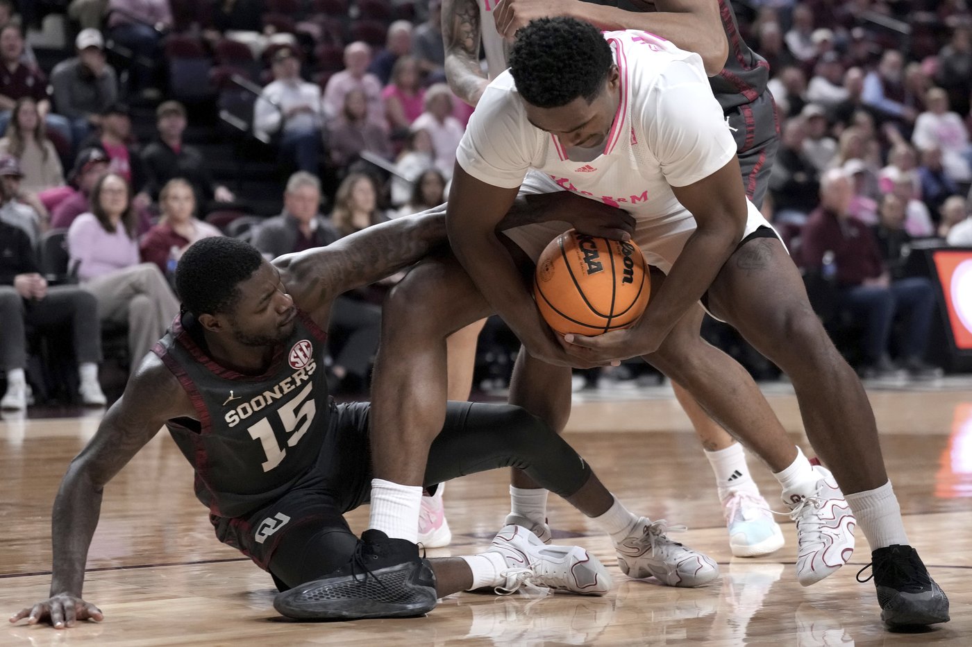 Phelps and Coleman combine for 29 points to lead No. 13 Texas A&M over Oklahoma 75-68 | iNFOnews.ca Phelps and Coleman combine for 29 points to lead No. 13 Texas A&M over Oklahoma 75-68 | iNFOnews.ca