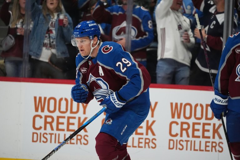 Nathan MacKinnon scores twice, Avalanche race past Bruins 4-1 | iNFOnews.ca