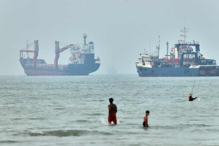 Cargo ship reports being struck in Strait of Hormuz as US, Iran claims about talks diverge | iNFOnews.ca