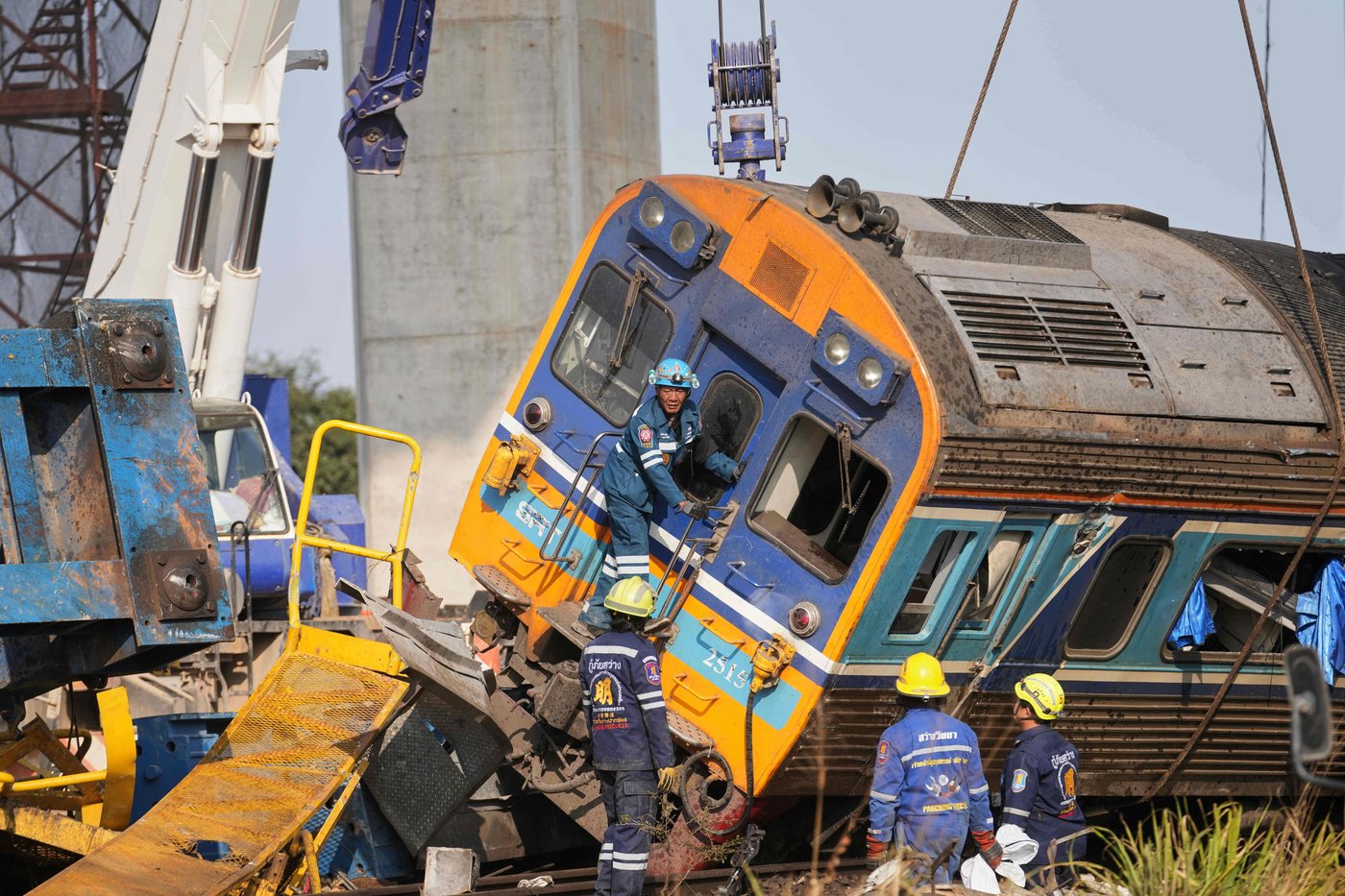 A construction crane falls onto a moving train in Thailand, killing at least 32 people | iNFOnews.ca