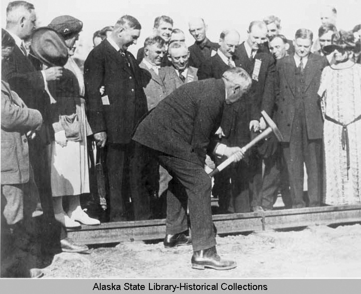 Anchorage Museum among Alaskans combining to win auction for Alaska Railroad's golden spike | iNFOnews.ca