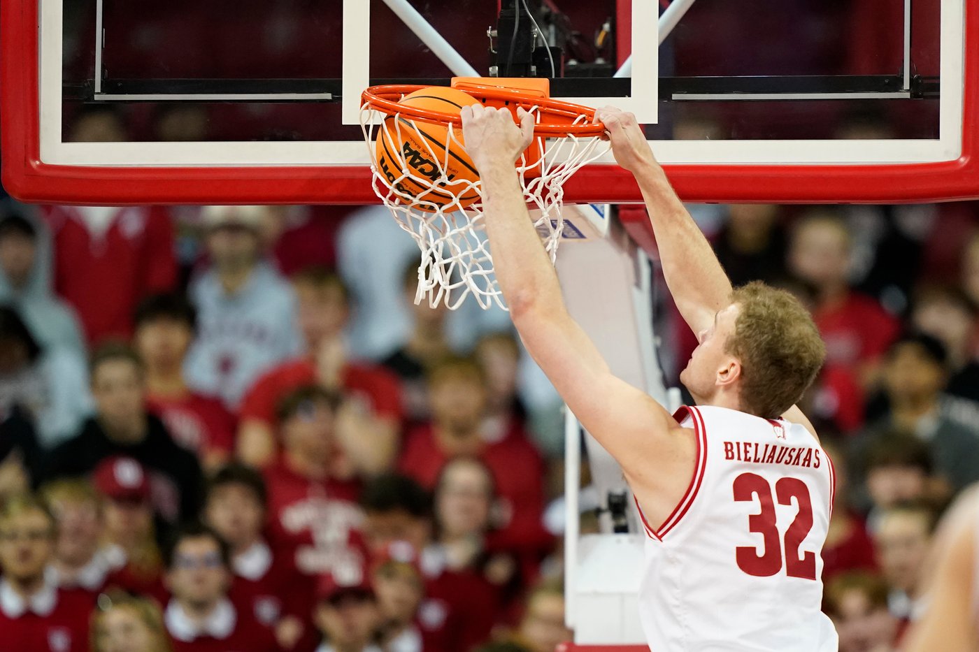 Winter's double-double helps No. 24 Wisconsin trounce Ball State 86-55 | iNFOnews.ca