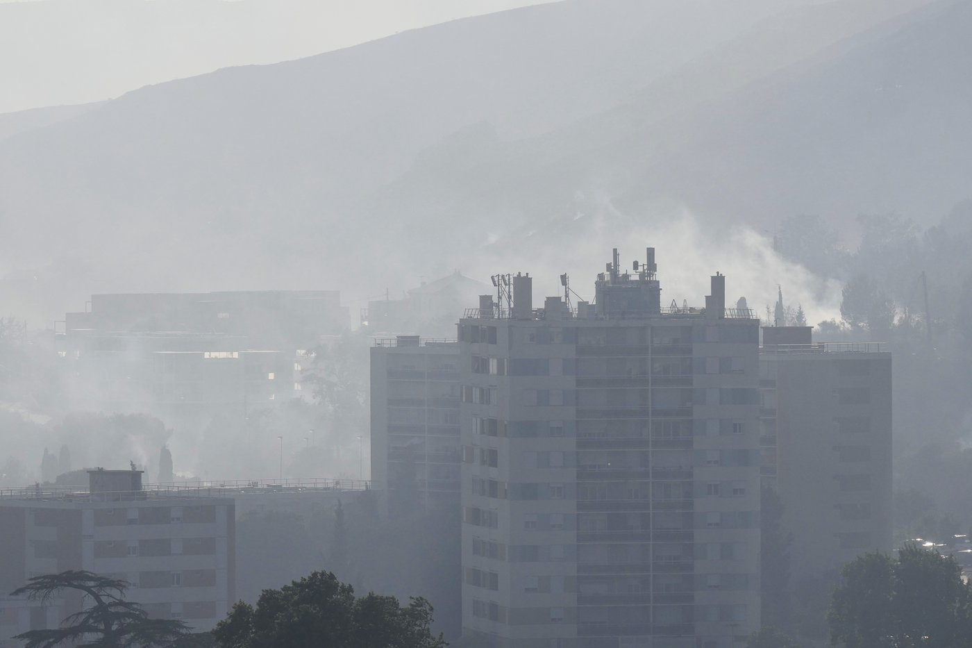 Marseille airport suspends flights due to wildfire as public warned to stay at home | iNFOnews.ca Marseille airport suspends flights due to wildfire as public warned to stay at home | iNFOnews.ca