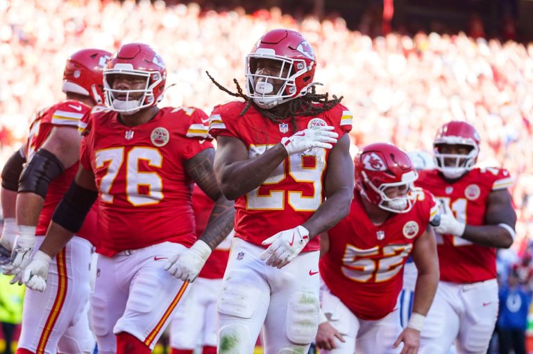 Chiefs' dramatic comeback win over Colts keeps playoff hopes alive | iNFOnews.ca