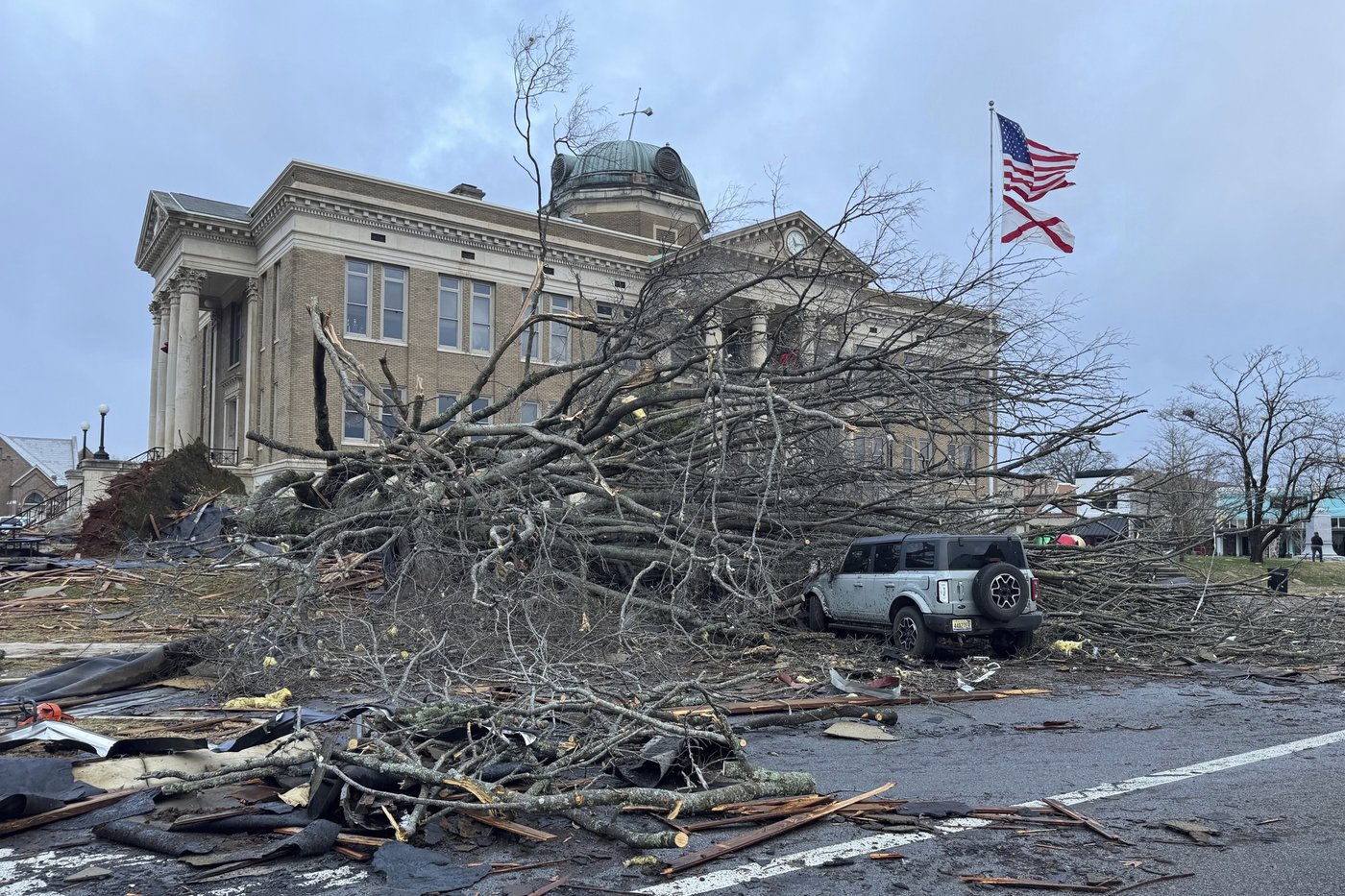 Southerners are cleaning up from tornadoes that swept the region | iNFOnews.ca Southerners are cleaning up from tornadoes that swept the region | iNFOnews.ca