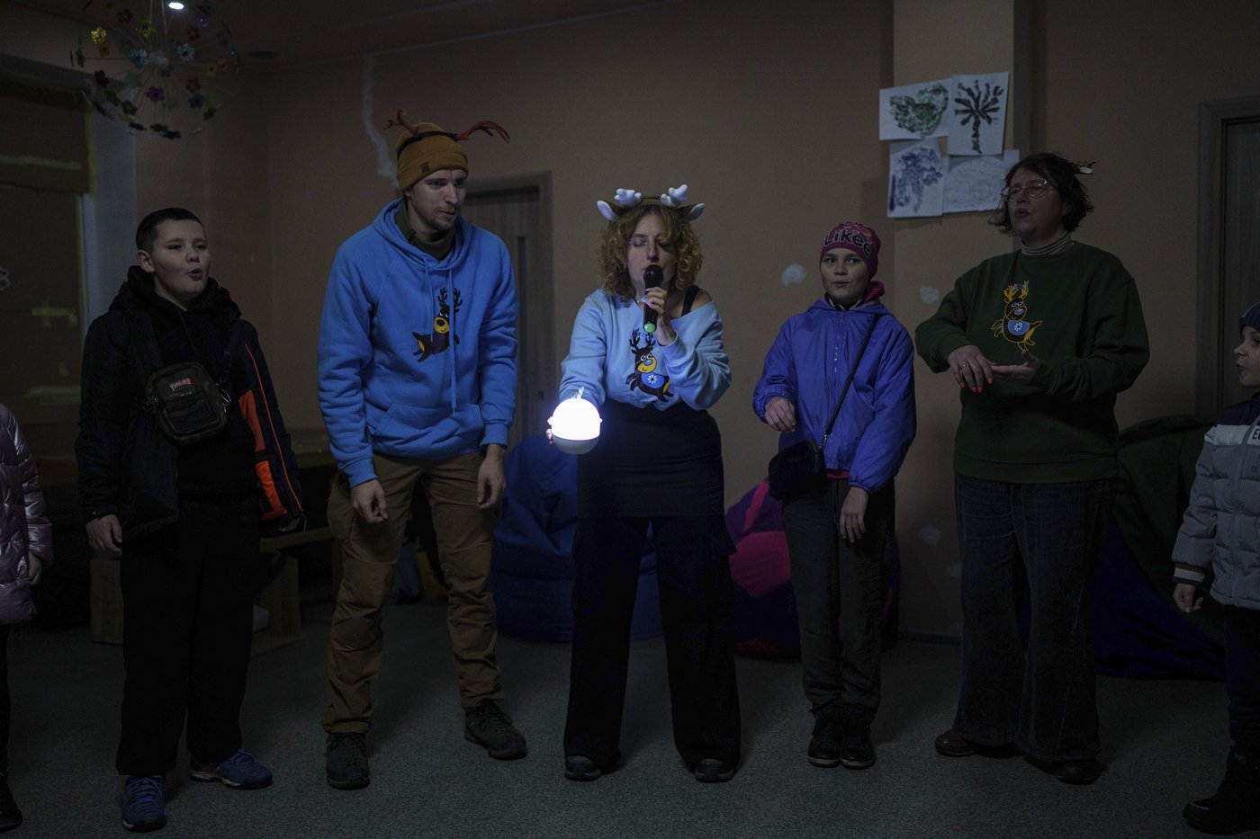 'Reindeer' volunteers bring holiday magic to Ukrainian children living on the frontlines | iNFOnews.ca