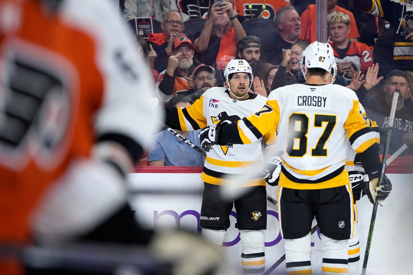 Malkin scores, Silovs stops 19 shots as Penguins pile on in 7-0 win over Flyers in teams' opener | iNFOnews.ca