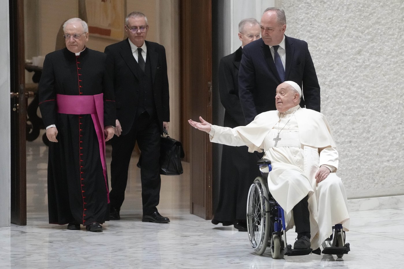 Pope falls and hurts his arm, the second time in a month that he falls | iNFOnews.ca