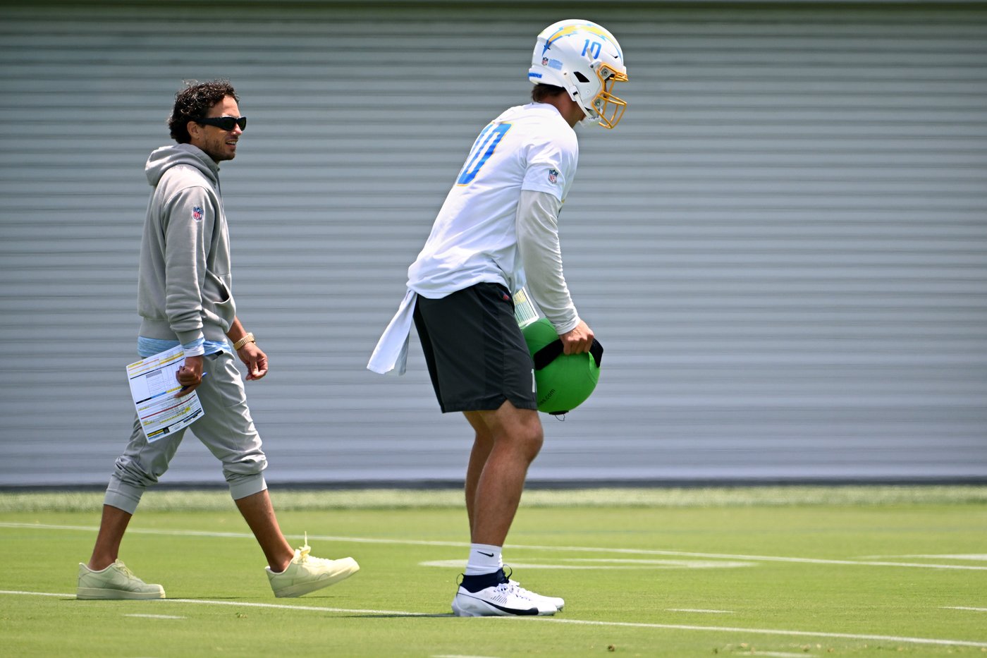Justin Herbert, Chargers adjusting to Mike McDaniel's new emphasis on quick timing throws | iNFOnews.ca Justin Herbert, Chargers adjusting to Mike McDaniel's new emphasis on quick timing throws | iNFOnews.ca