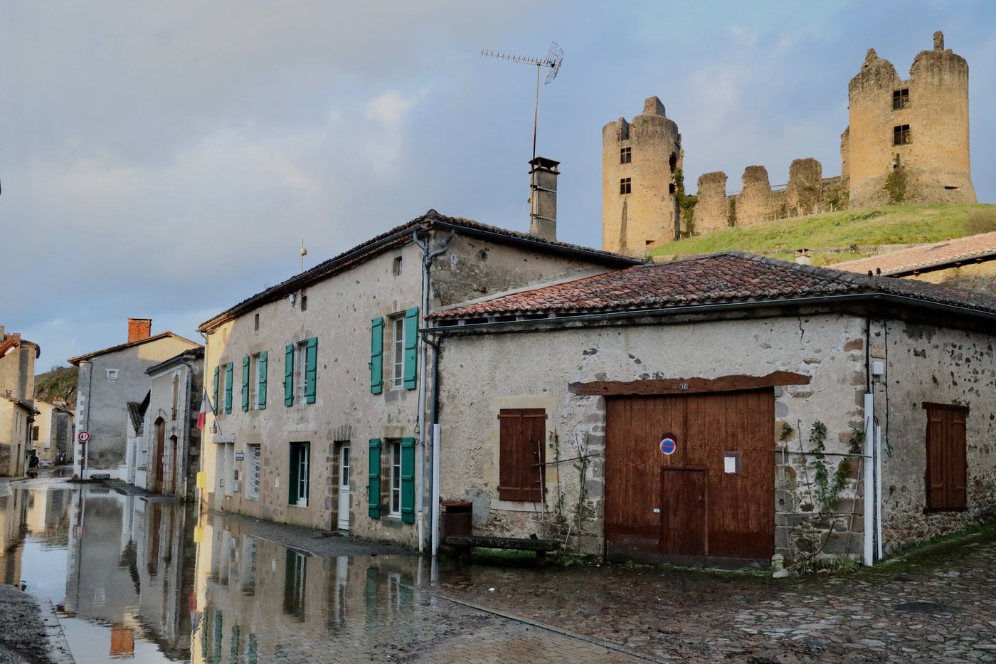 Storm aftermath leaves 2 dead in France; flood alerts to remain Saturday | iNFOnews.ca Storm aftermath leaves 2 dead in France; flood alerts to remain Saturday | iNFOnews.ca