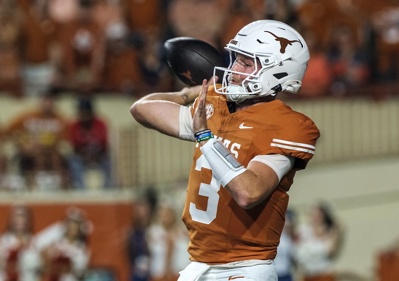 SEC fines Texas $250,000, Longhorns apologize after fans throw trash on field against Georgia | iNFOnews.ca