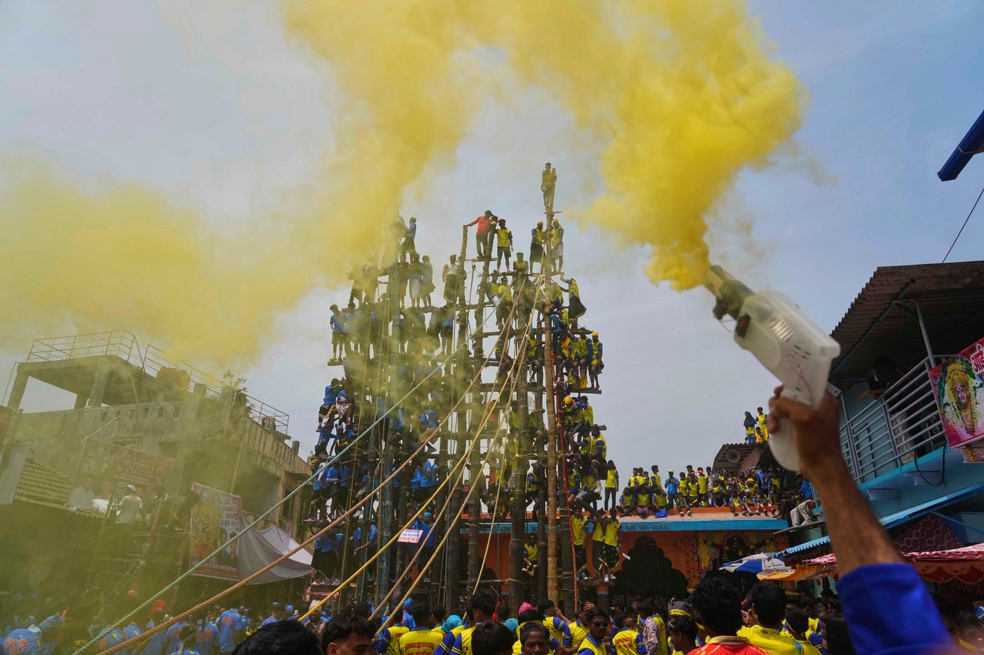 Villagers compete to erect huge bamboo poles at an Indian folk festival, in photos | iNFOnews.ca