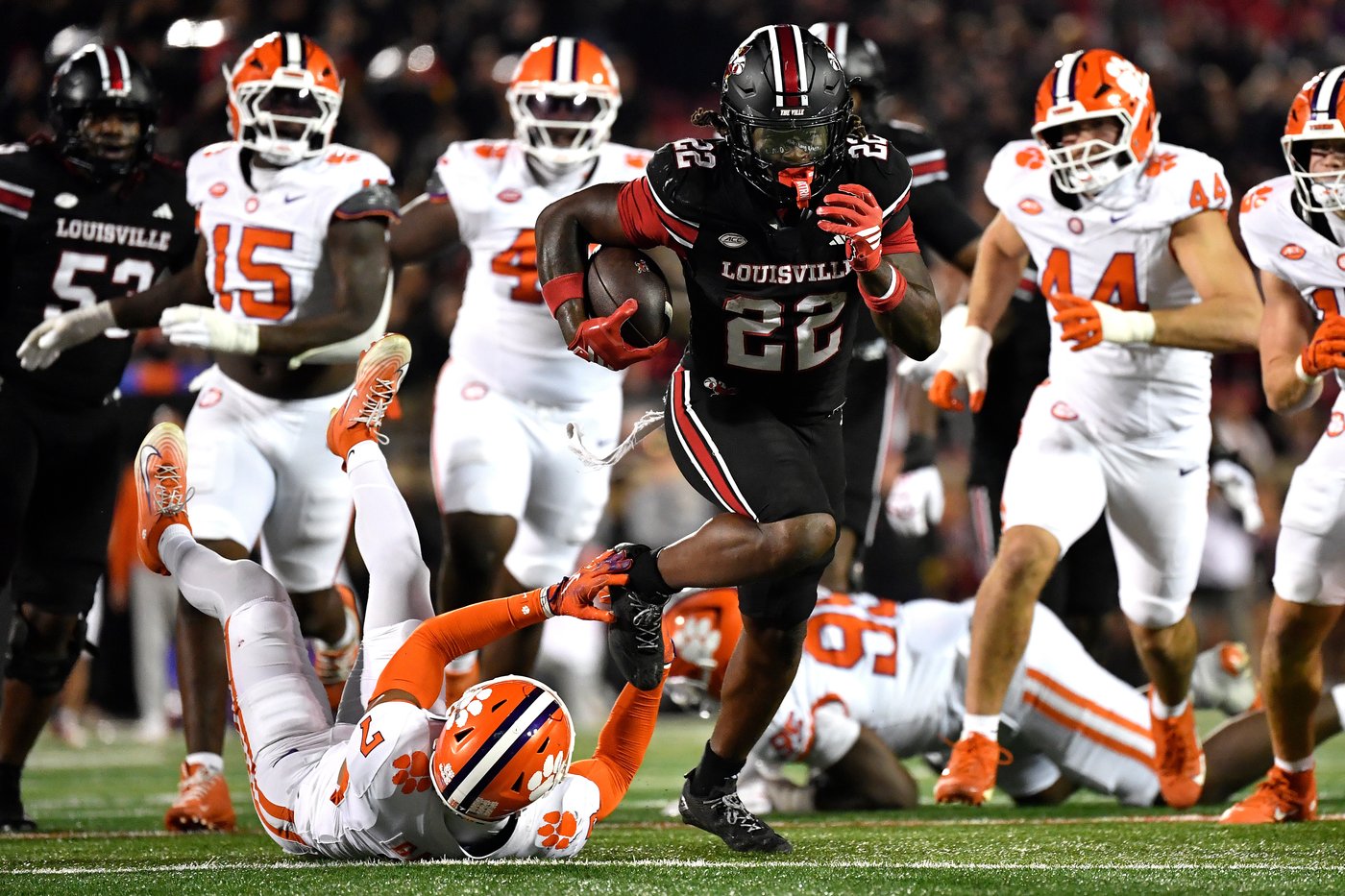 Clemson sneaks past Louisville 20-19 despite botched punt snap and goal-line stand | iNFOnews.ca