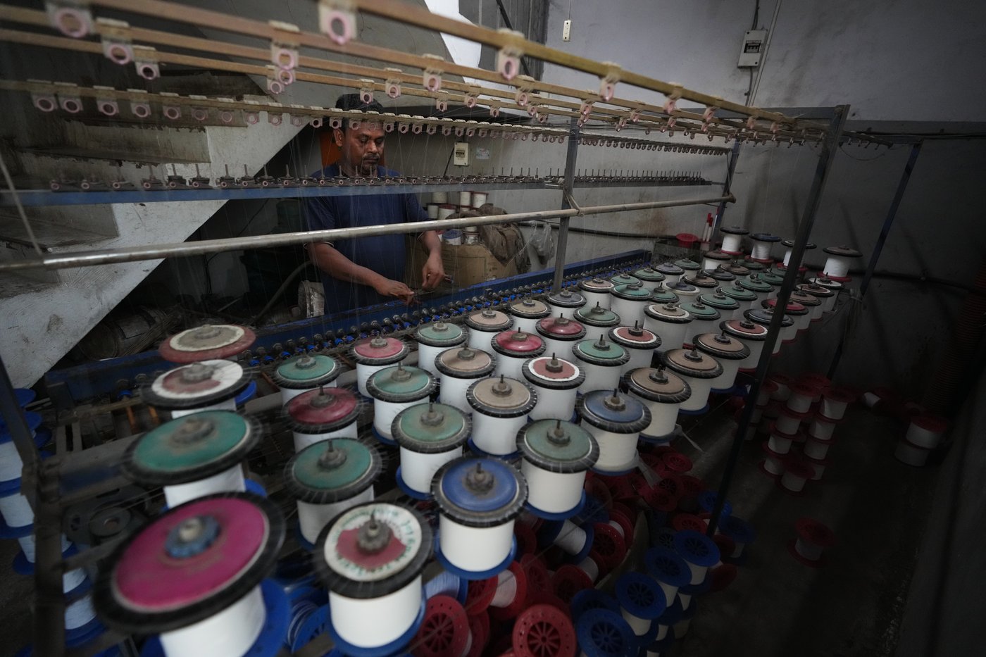 How one Indian textile worker copes with extreme heat in factory work and cramped living quarters | iNFOnews.ca
