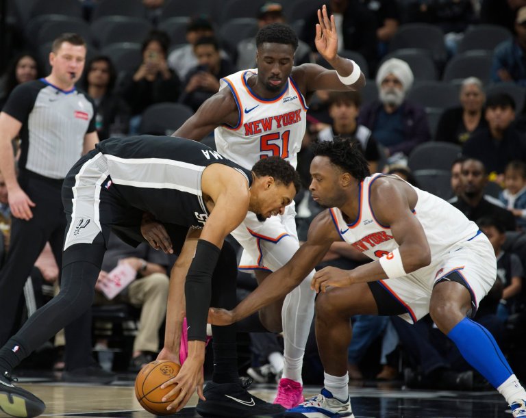 Spurs star Wembanyama leaves game versus Knicks with apparent left leg injury | iNFOnews.ca