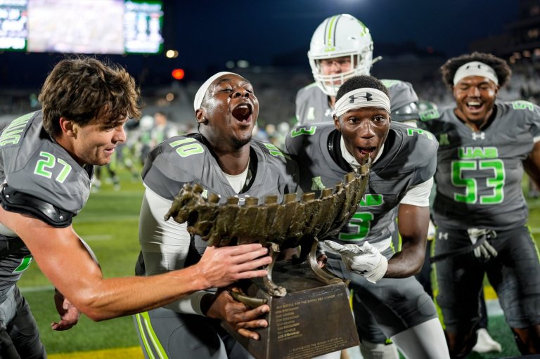 UAB stuns No. 22 Memphis with goal-line stand, an emotional win for interim coach Alex Mortensen | iNFOnews.ca