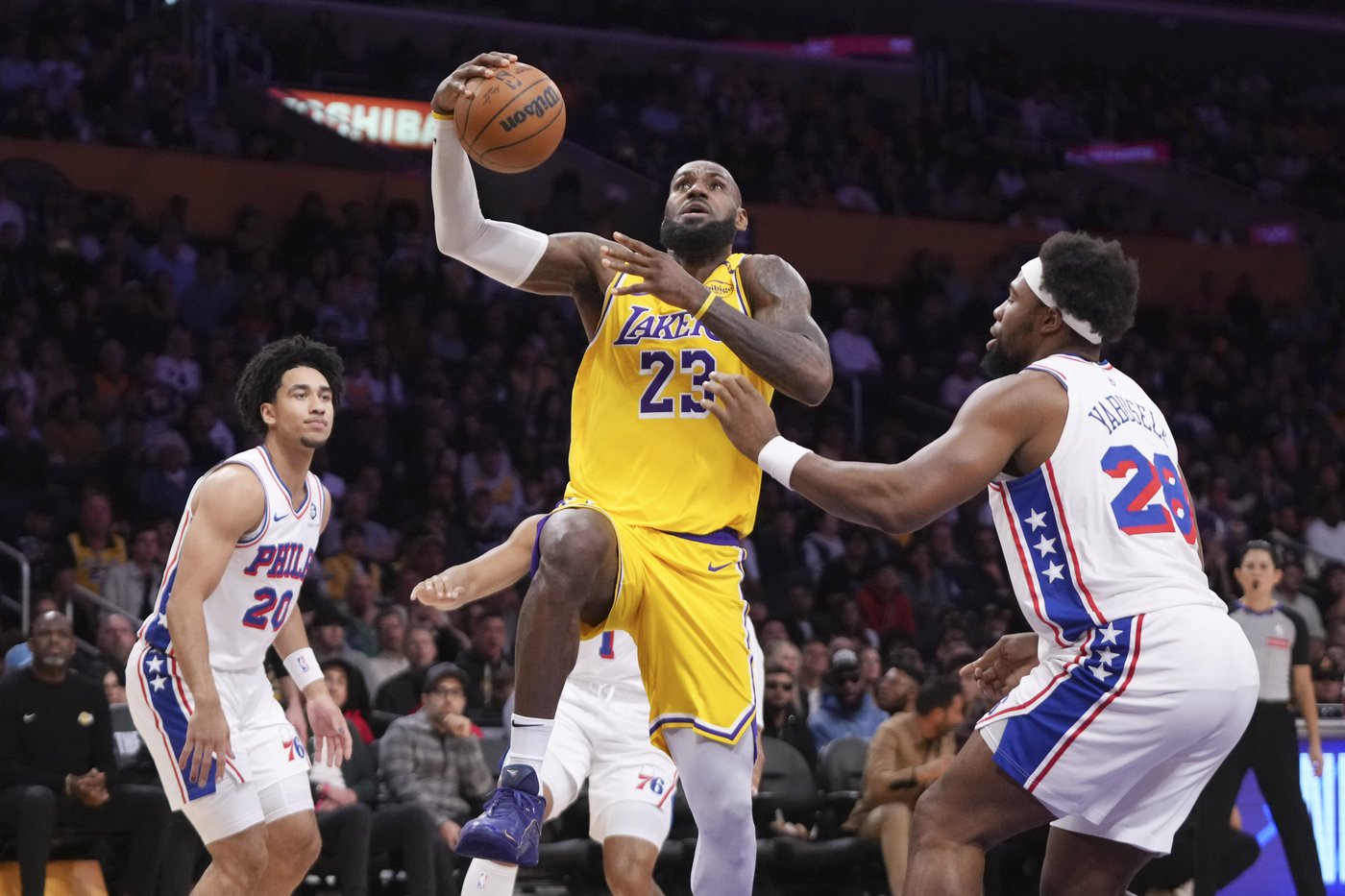 LeBron has his 114th triple-double in the Lakers' 116-106 win over the slumping 76ers | iNFOnews.ca
