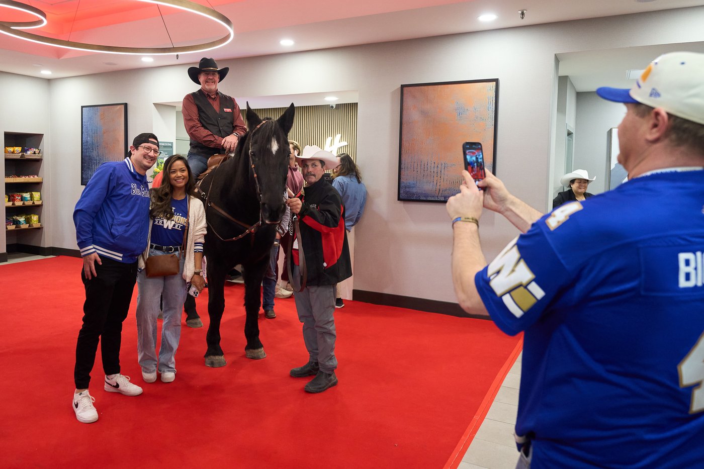 Photo Gallery: Grey Cup horse Tuffy Nuff arrives in Winnipeg | iNFOnews.ca