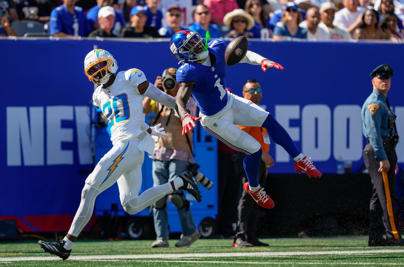 Giants' Malik Nabers carted off against Chargers with knee injury | iNFOnews.ca Giants' Malik Nabers carted off against Chargers with knee injury | iNFOnews.ca